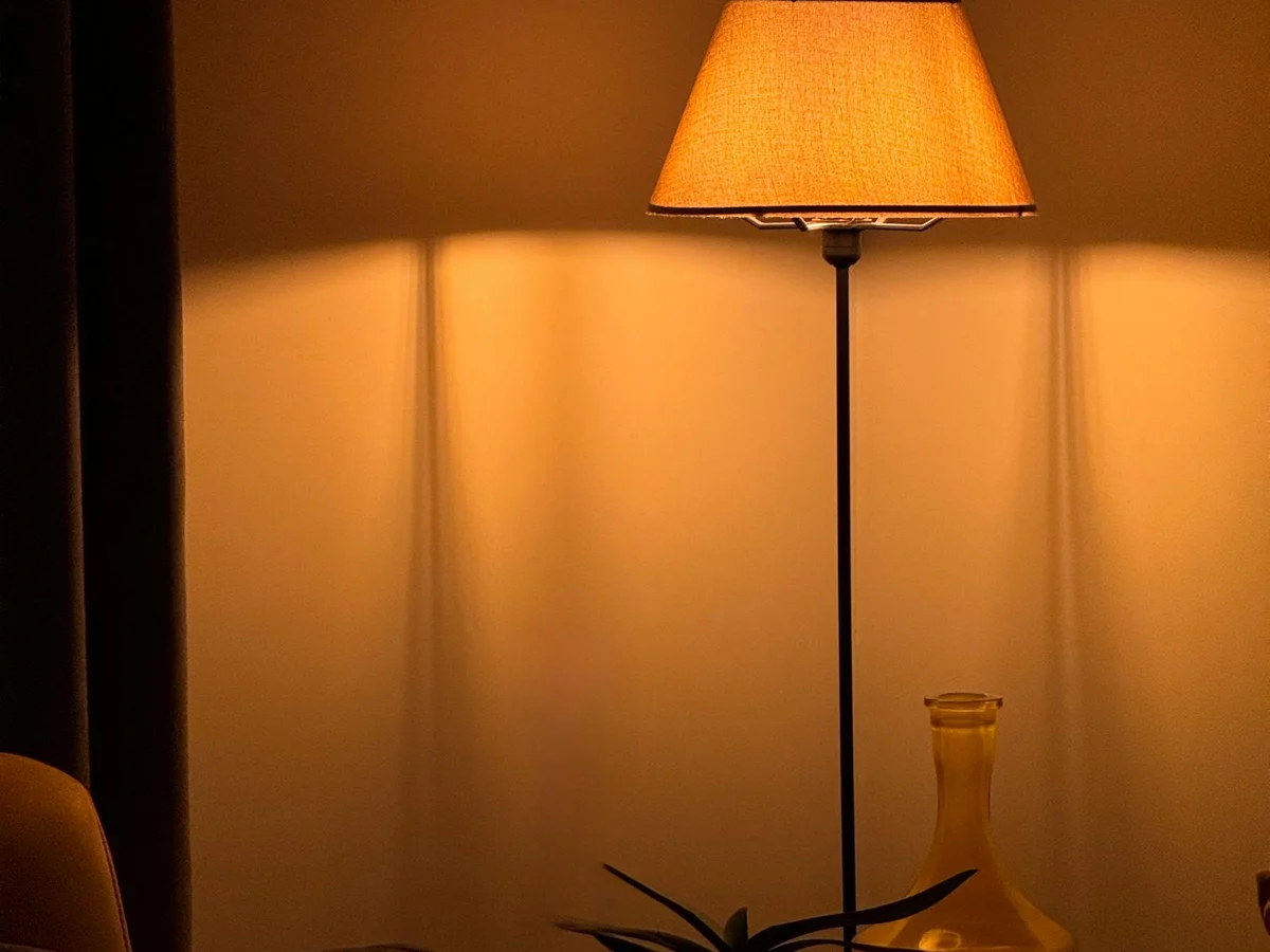 Warm floor-lamp scene — Dinner-mode lighting preset